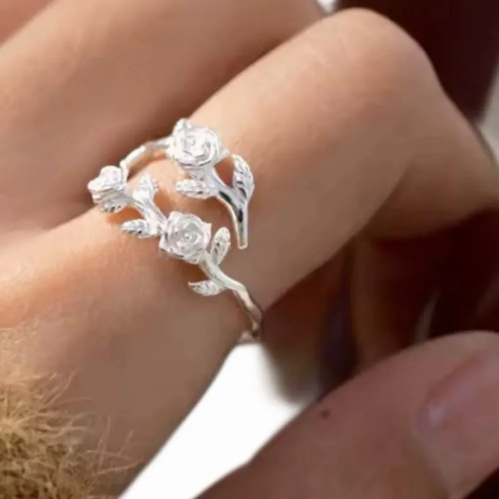 The delicate flower ring in sterling silver adjustable